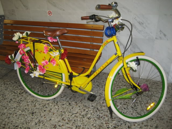 велосипед-деко-жълто-с-цветя - кафява пейка до него