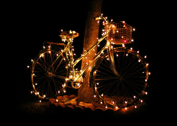 Bicikl deco osvjetljava pozadinu u crnoj boji
