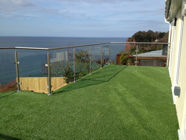 фантастична - тераса с изкуствена трева и изглед към морето