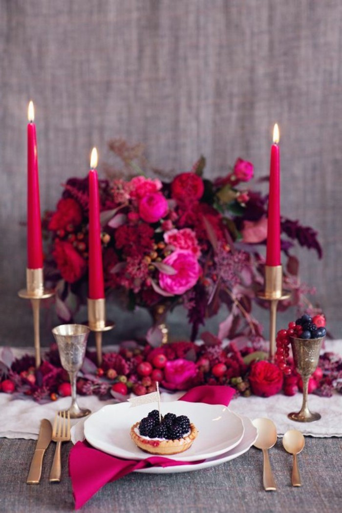 伟大的餐桌装饰，与野生水果，在浪漫的粉红色，红色色调
