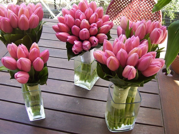 Veliki stol dekoracija-sa-pink-tulipana