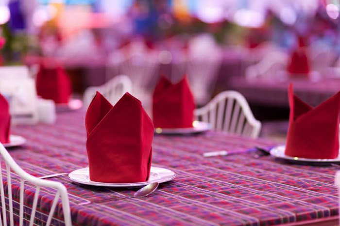 زخرفة طاولة كبيرة مع المناديل الحمراء الأنيقة مطوية