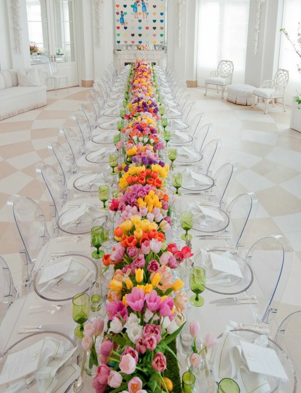 Veliki stol ukras sa tulipani
