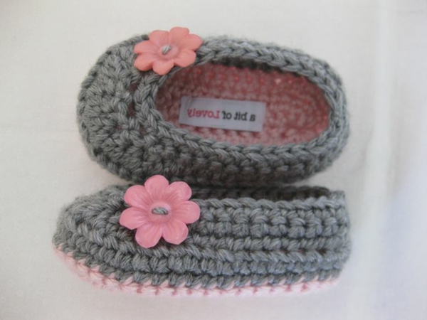 fantástico-bebé zapatos-con-super-hermosa-diseño-crochet-grandes-prácticos-ideas-gris y rosa