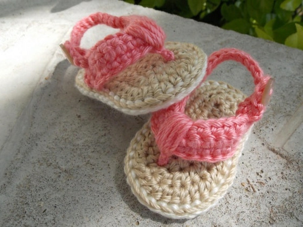 Zapatos-con-super-hermosa-diseño-crochet-grandes-prácticos-ideas-sandalias-en-dos colores fantástica-bebé