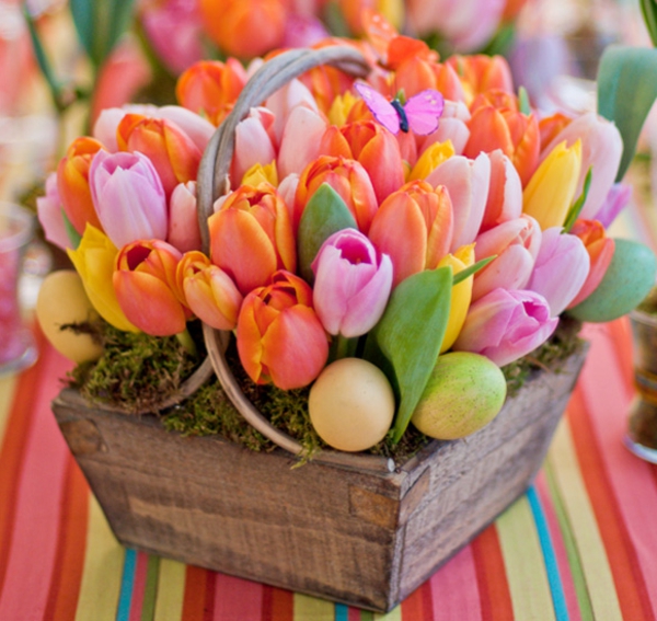 fantástica decoración de la mesa colorido con los tulipanes