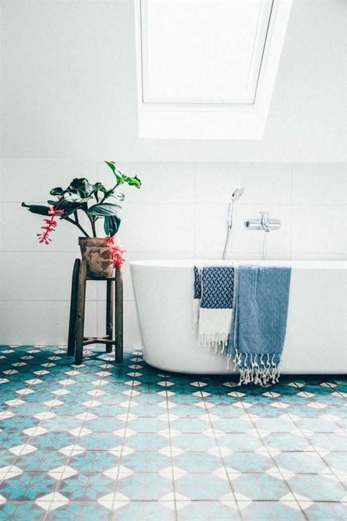 शानदार बाथरूम-साथ रंग लहजे पॉट संयंत्र रंगीन टाइल फर्श स्नान