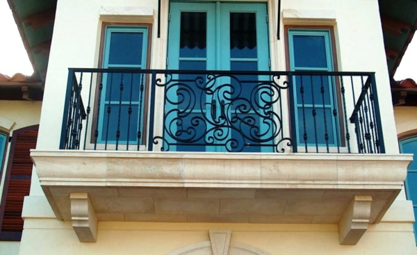 fantástico diseño de barandilla por un balcón