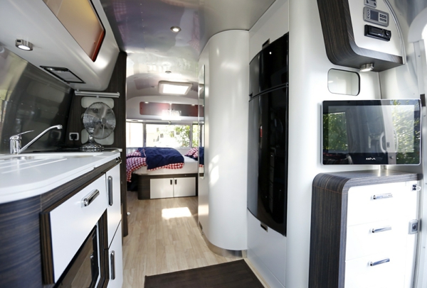 фантастичен Camper с модерен интериор, дизайн и супер-модерна кухня