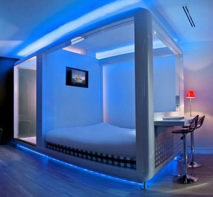 fantastično-sobni-mitblauemlicht-lichtunterdembett-roteslichtimschlafzimmer