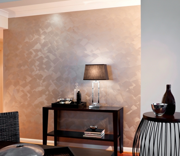 väri-seinä-design-seinä-maali-kanssa-metalli-vaikutus-pöytä ja lamppu