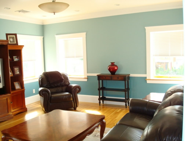petit salon avec des meubles modernes et belle conception de mur en bleu