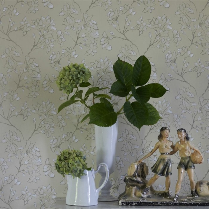 couleur magnolias-usine en vert vase et papier peint derrière
