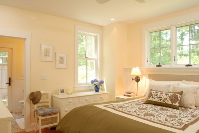 color magnolia pequeña muy agradable dormitorio