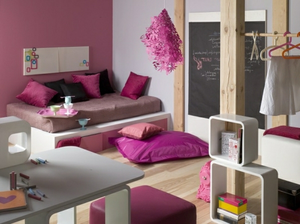 Boja-spavaća soba-ružičasto-nijanse-krevet i crna ploča na zidu