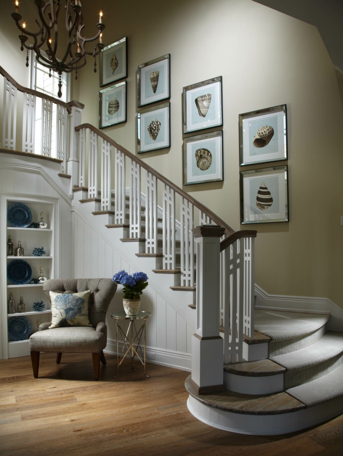 lustre mural décor marin, fauteuil, table, vase à fleurs bleues - décorer un escalier