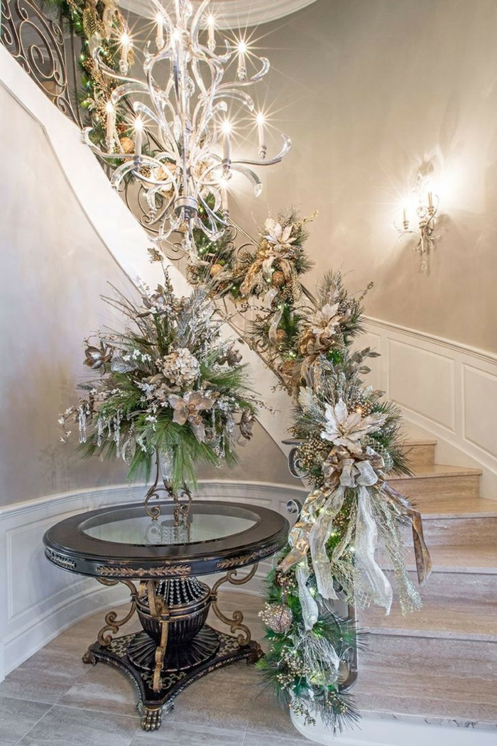 блестяща стълбищна украса за Коледа с клони и цветя