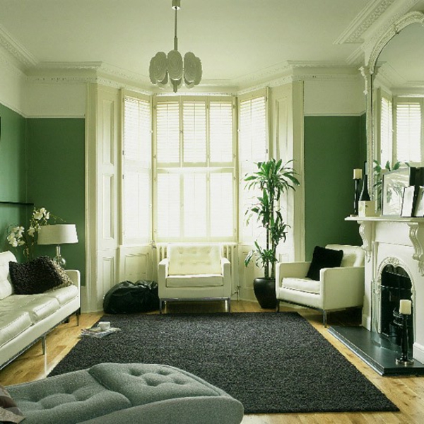 värimaailma seinät - vihreät sävyt - sohva, jossa heittää tyyny ja takka