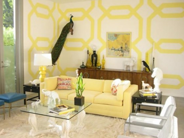 dekoratív elemek a kellemes és érdekes falfestékből a nappaliban