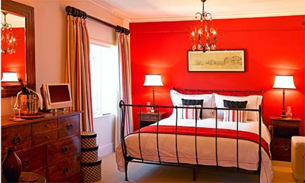 väri-ideat-makuuhuone-punainen-seinän paksu verhot ja mukava sänky