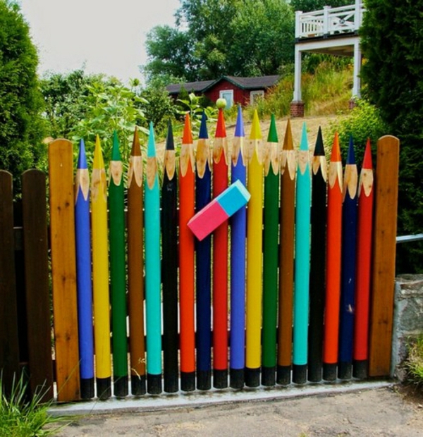 цветни моливи-малко от ограда идея