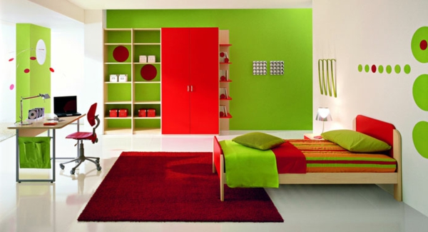 παλέτα-τοίχο-χρώμα-πράσινο-και-κόκκινο χαλί και ράφια