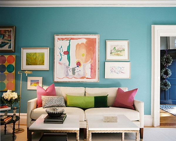 sugerencias-sala de estar sala de color azul-con-colorido-imágenes-y-almohada