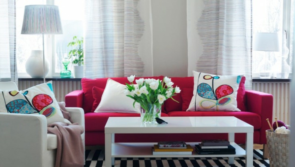 boja prijedlozi-dnevni boravak kauč-malina-ružičaste boje-bijelo-cvijeće