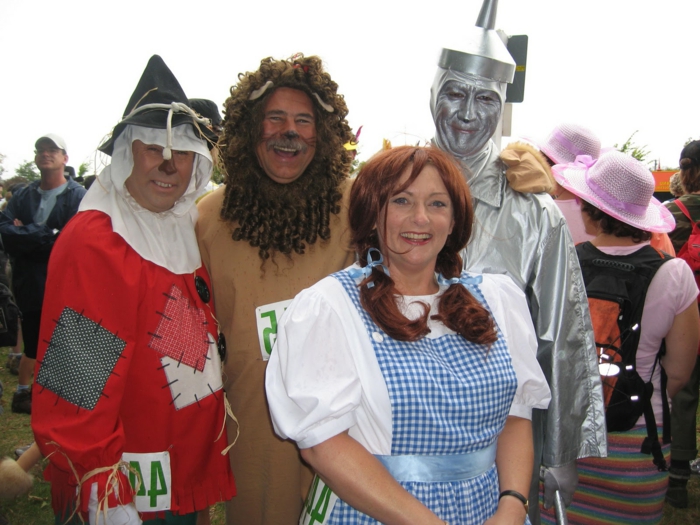 Група карнавални костюми на стари приятели като Wizard of Oz