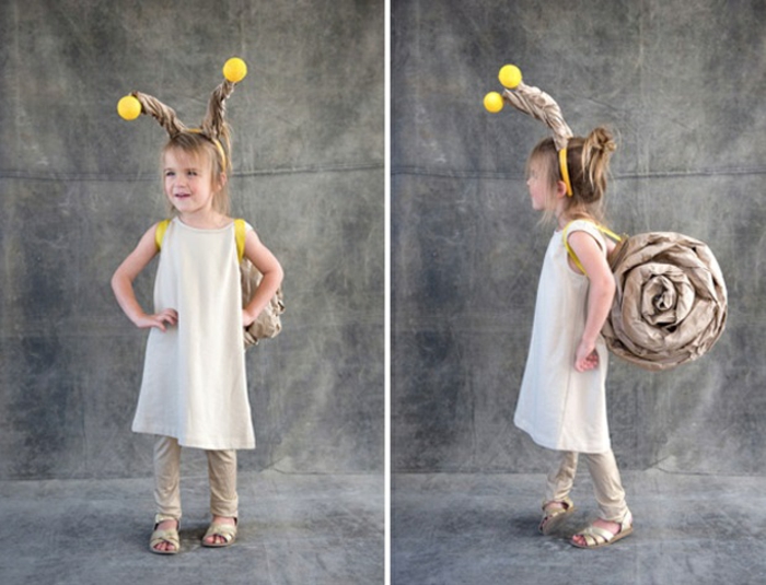 DIY farsangi jelmezek - lány fehér ruhával és hátizsákkal, mint a csiga