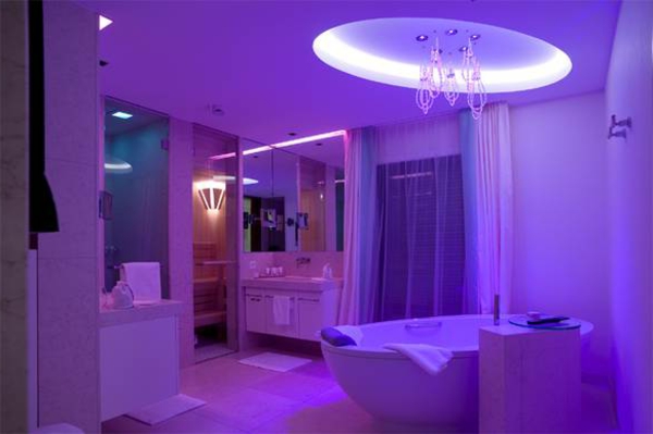 إضاءة مثيرة في الحمام - إضاءة الحمام الأرجواني للسقف