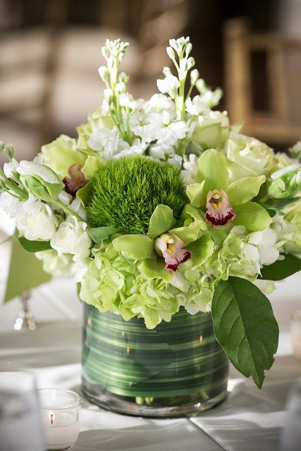 mesa de fiesta decoración-with-flores y velas
