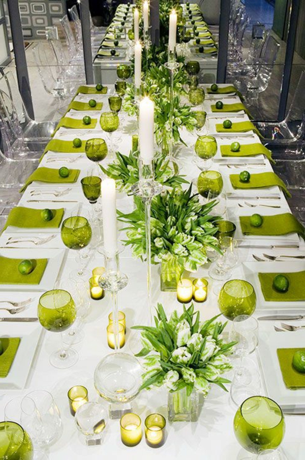 mesa de fiesta decoración-with-flores-y-verde vasos y mantel blanco
