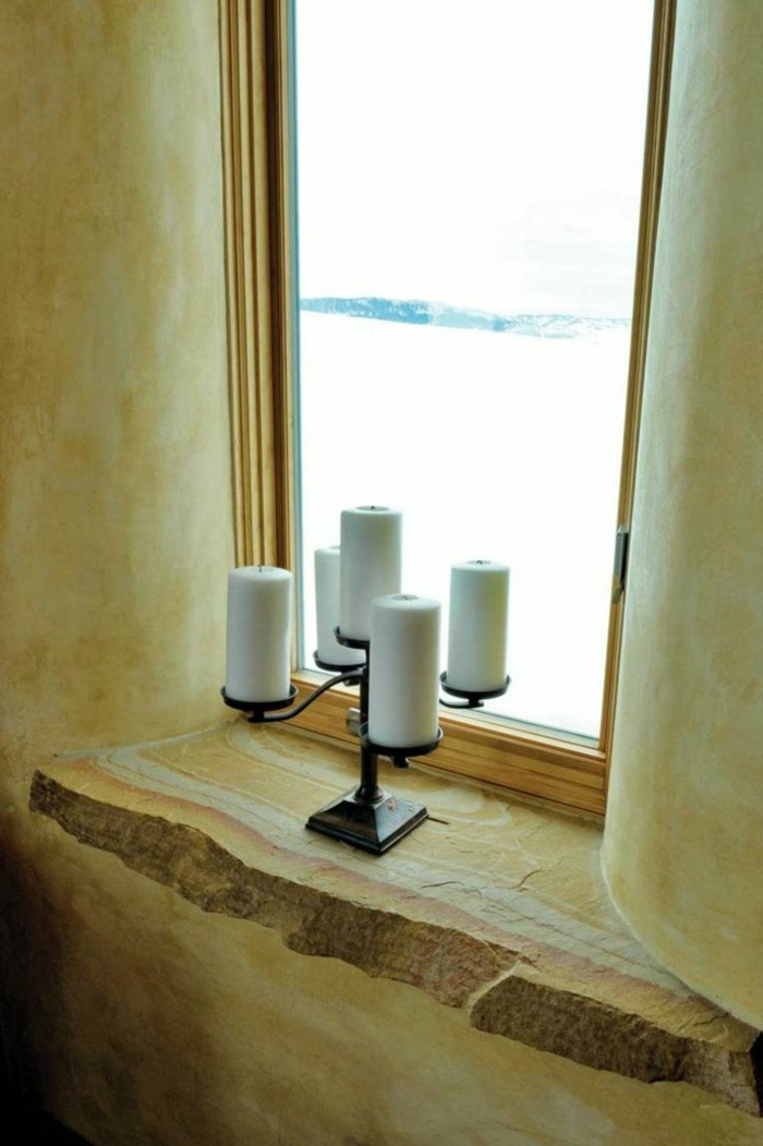 Drvena prozorska ploča s rustikalnim ukrasom prozora s svijećama
