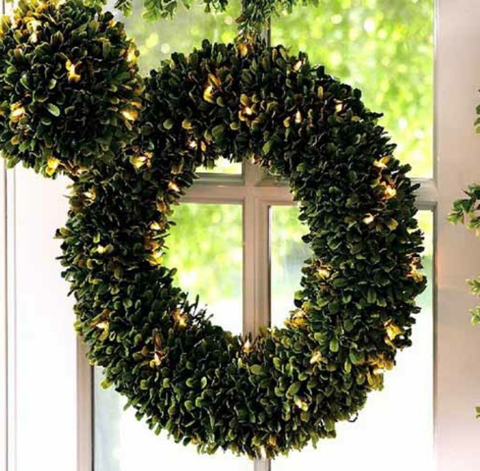 window-διακοσμήσεις-για-Χριστούγεννα-στεφάνι-ενδιαφέρον-σε-πράσινο