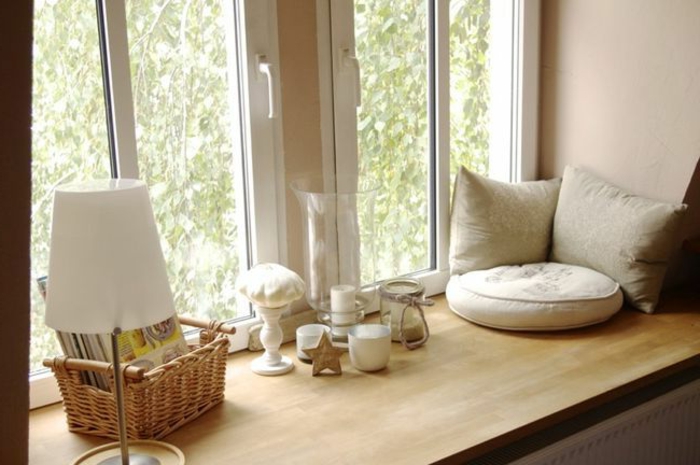 prozorska prag unutra s ukrasom prozora i svjetiljkom pragom prozora jastuka