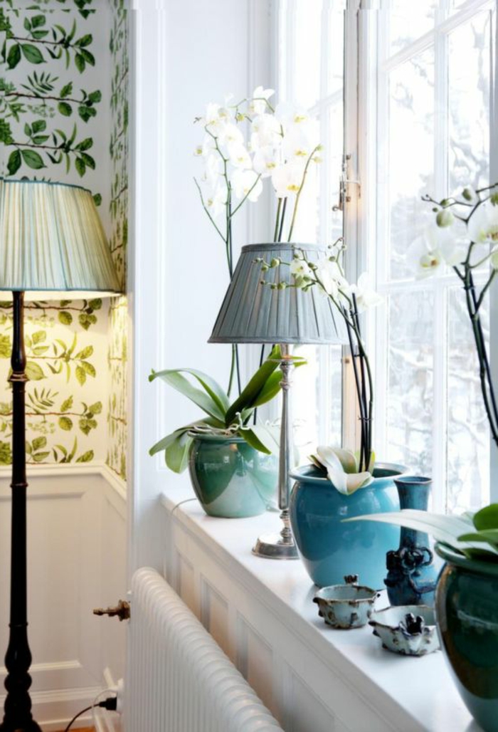 Landhaus Deko Orchidées et lampadaire à la fenêtre
