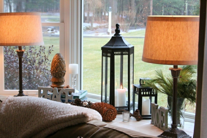 Lampes de fenêtres étroites conseils de décoration bougies et cônes