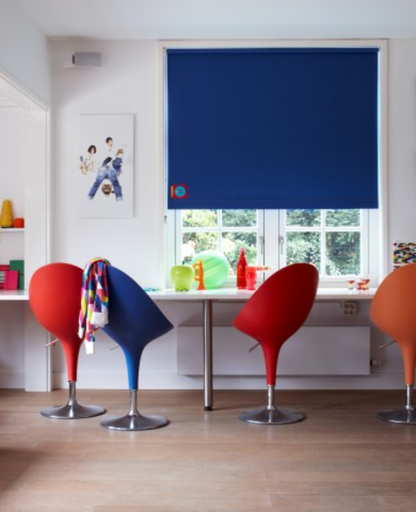 ablakos dekoráció-tavaszi-kék-redőnyök-színes székek - nagyon szép kép