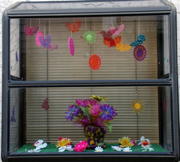 ablak dekoráció tavasz színes lógó elemek - nagyon szép képet