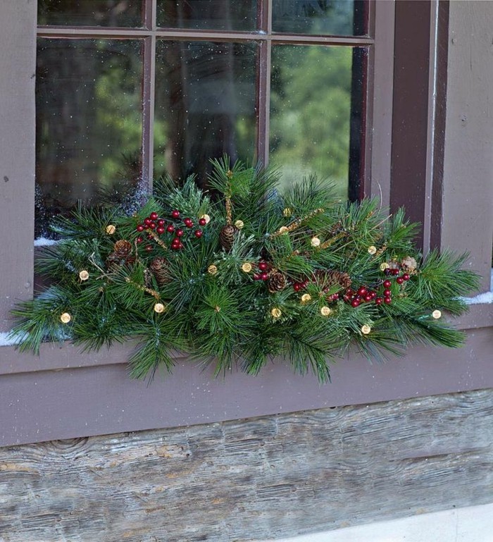 Fensterdeko-božić-mnogo zelenih biljaka lijepo izgleda