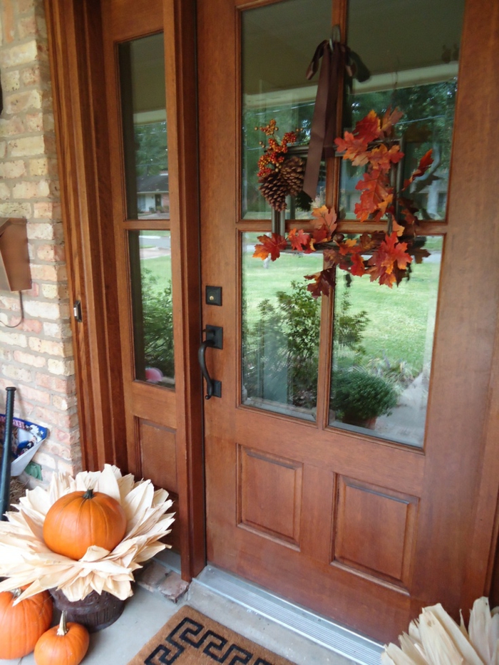 Fensterdeko-za-jesen-drvena vrata