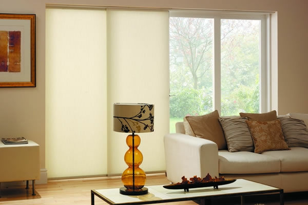 прозоречни щори - бял диван и възглавници за хвърляне - съвременна лампа до него - модерни щори