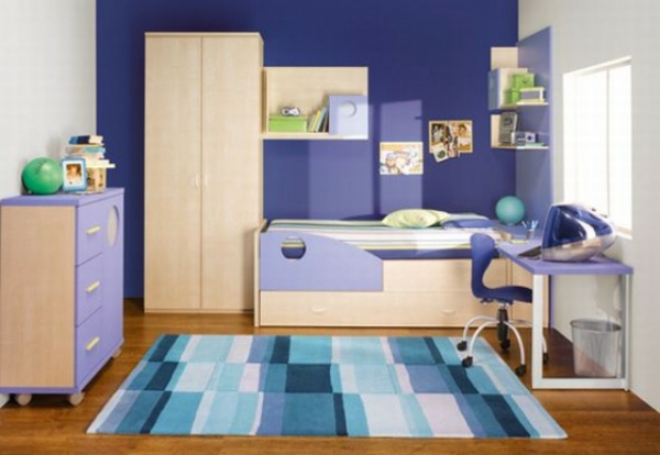 Дървен гардероб и син килим