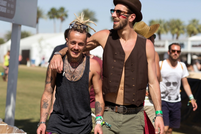 coachella носи хората по-близо нови приятелства направи две мъже прическа татуировка