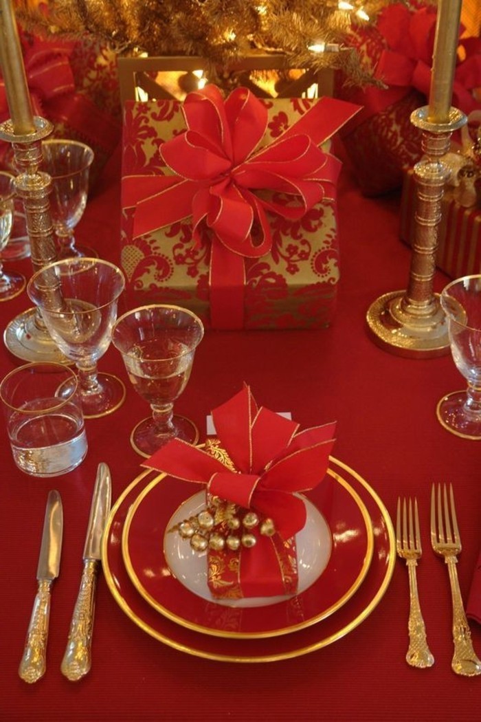 节日的餐桌装饰理念，以红色和金色
