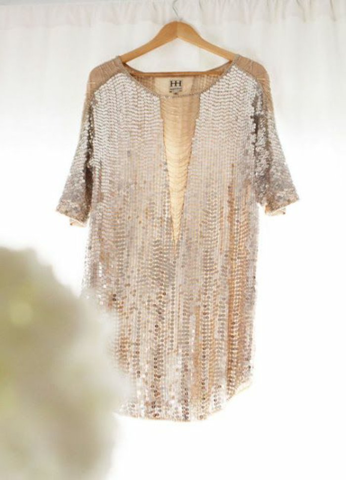 Svečane-dress-s-zlatnim šljokicama kratkom modela