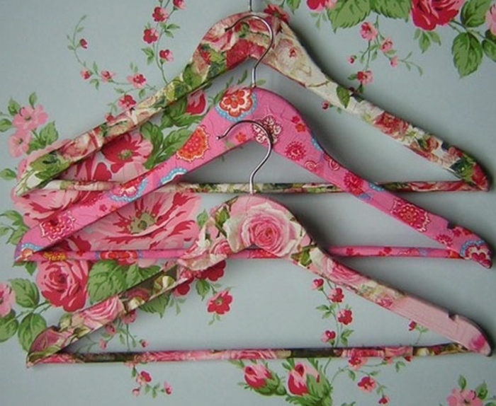Ето три красиви държачи за дрехи с розови салфетки в рози