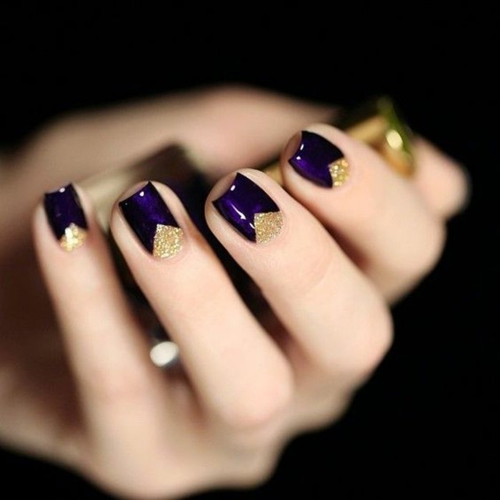 指甲设计前夕暗紫色和金色的指甲油手臂