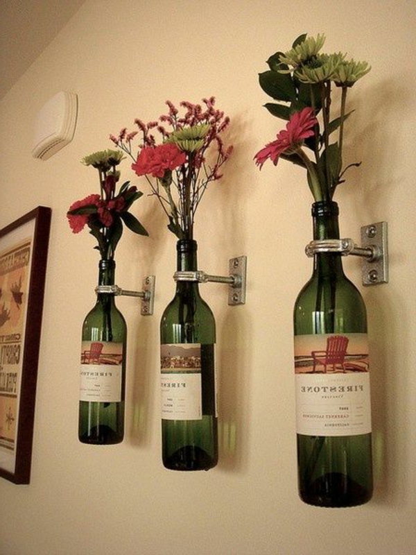 Използвайте цветя и бутилки за вино като стенна декорация